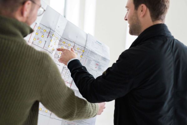 Ingeneieur Heinzelmann bei der Beratung vor Ort